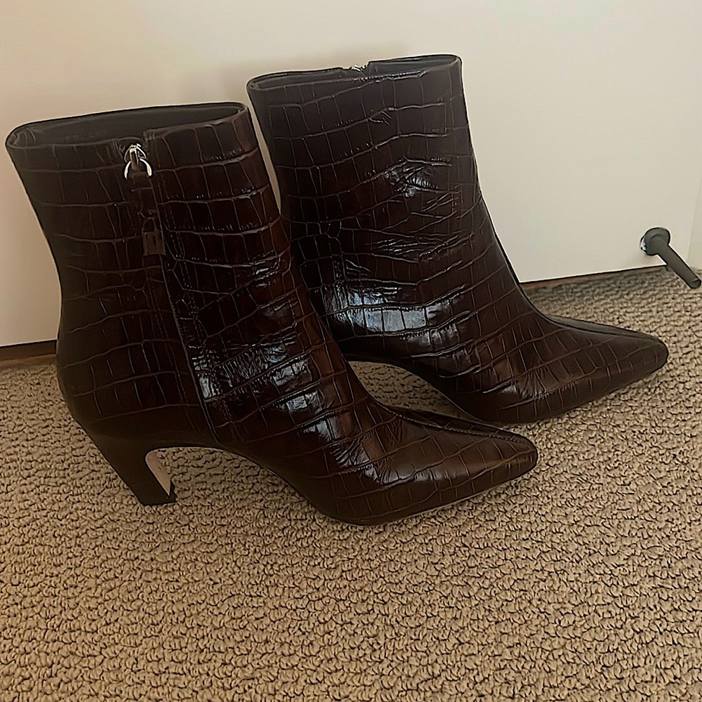 Everlane banana boot in brown crocodile. 100% leather. Worn 1x. Perf condition